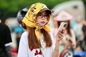 Vietnamese Fans Embrace 'Ajumma' Style at G-Dragon's Latest Concert - image 7