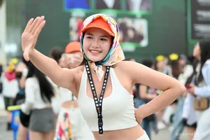 Vietnamese Fans Embrace 'Ajumma' Style at G-Dragon's Latest Concert - image 8