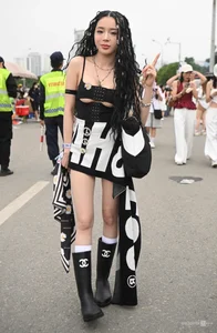 Vietnamese Fans Embrace 'Ajumma' Style at G-Dragon's Latest Concert - image 6