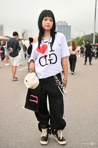 Vietnamese Fans Embrace 'Ajumma' Style at G-Dragon's Latest Concert - image 5