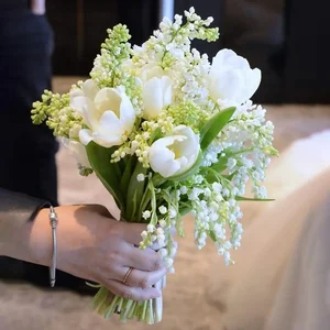 The Luxury Behind Runner-Up Phuong Nhi's Stunning Engagement Bouquet - image 2