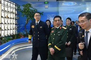 Vietnam-China Defense Ministers Tour Medical Pilot Zone to Enhance Health Cooperation - image 1