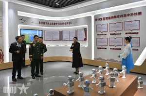 Vietnam-China Defense Ministers Tour Medical Pilot Zone to Enhance Health Cooperation - image 3
