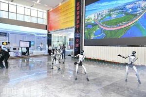 Vietnam-China Defense Ministers Tour Medical Pilot Zone to Enhance Health Cooperation - image 0