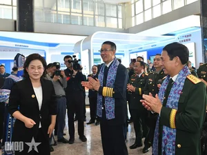 Vietnam-China Defense Ministers Tour Medical Pilot Zone to Enhance Health Cooperation - image 9