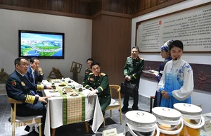 Vietnam-China Defense Ministers Tour Medical Pilot Zone to Enhance Health Cooperation - image 4