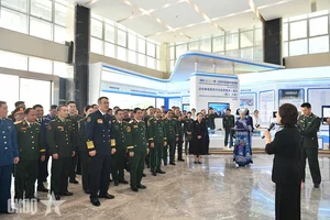 Vietnam-China Defense Ministers Tour Medical Pilot Zone to Enhance Health Cooperation - image 8