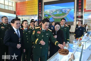 Vietnam-China Defense Ministers Tour Medical Pilot Zone to Enhance Health Cooperation - image 5