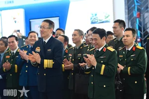 Vietnam-China Defense Ministers Tour Medical Pilot Zone to Enhance Health Cooperation - image 7