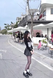 Elegant and Chic Ways to Style Pantyhose for Modern Fashion - image 0