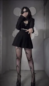 Elegant and Chic Ways to Style Pantyhose for Modern Fashion - image 4
