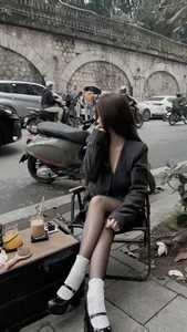 Elegant and Chic Ways to Style Pantyhose for Modern Fashion - image 5