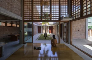 Urban Oasis: A Traditional Country House Design in the Heart of the City - image 3