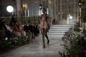 Quynh Anh Shyn Shines as Vedette for Designer Tran Hung at London Fashion Week - image 6