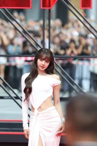 Lisa of BLACKPINK Captivates Fans with Stunning Visuals Amid Style Evolution - image 8