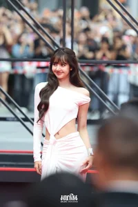 Lisa of BLACKPINK Captivates Fans with Stunning Visuals Amid Style Evolution - image 5