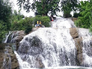 Escape the Summer Heat at the Refreshing Trang Waterfall in Hoa Binh - image 1