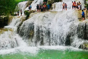 Escape the Summer Heat at the Refreshing Trang Waterfall in Hoa Binh - image 3