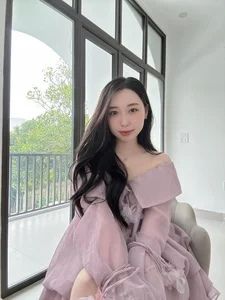 Beautiful Female Streamer Struggles with Unexpected Fan Pranks - image 0