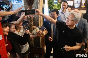 Tech Meets Tradition: Prime Minister Pham Minh Chinh and Nvidia CEO Enjoy Hanoi Street Food - image 2