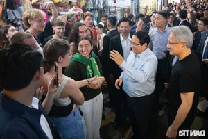 Tech Meets Tradition: Prime Minister Pham Minh Chinh and Nvidia CEO Enjoy Hanoi Street Food - image 13