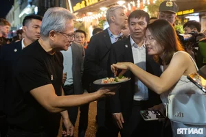Tech Meets Tradition: Prime Minister Pham Minh Chinh and Nvidia CEO Enjoy Hanoi Street Food - image 1