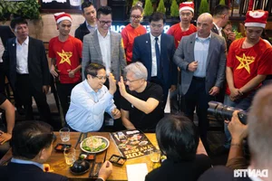 Tech Meets Tradition: Prime Minister Pham Minh Chinh and Nvidia CEO Enjoy Hanoi Street Food - image 4
