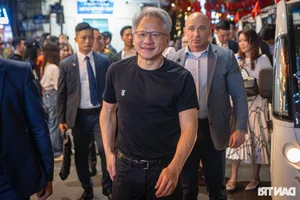 Tech Meets Tradition: Prime Minister Pham Minh Chinh and Nvidia CEO Enjoy Hanoi Street Food - image 9