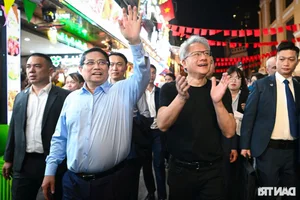 Tech Meets Tradition: Prime Minister Pham Minh Chinh and Nvidia CEO Enjoy Hanoi Street Food - image 5