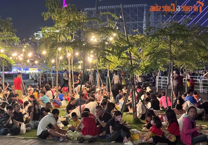 A Stunning Visual Tribute: Fireworks Light Up the Sky for the Grand April 30th Celebration