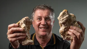 Incredible 1.4kg Gold Nugget Found Unexpectedly in Rural Field Discovery - image 0