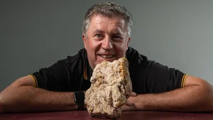 Incredible 1.4kg Gold Nugget Found Unexpectedly in Rural Field Discovery - image 6