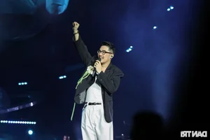 Singer Vu Delivers Emotional Performance for 14,000 Fans in Hanoi - image 5