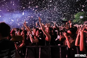 Singer Vu Delivers Emotional Performance for 14,000 Fans in Hanoi - image 6