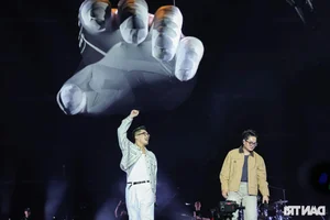 Singer Vu Delivers Emotional Performance for 14,000 Fans in Hanoi - image 0
