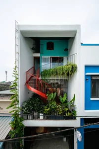 14 Space-Saving Outdoor Staircase Ideas for Narrow Urban Homes - image 12
