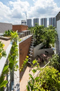 14 Space-Saving Outdoor Staircase Ideas for Narrow Urban Homes - image 4