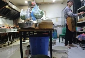 The Unsanitary State of Street Food Stalls in Hanoi: A Closer Look - image 4