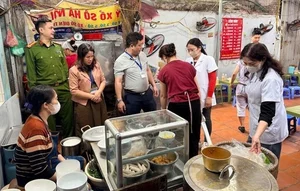 The Unsanitary State of Street Food Stalls in Hanoi: A Closer Look - image 7