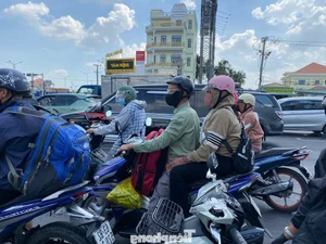 Massive Traffic Rush as People Return to HCMC After Tet Holiday - image 13