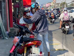 Massive Traffic Rush as People Return to HCMC After Tet Holiday - image 12