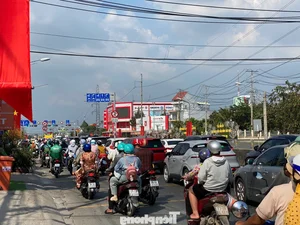 Massive Traffic Rush as People Return to HCMC After Tet Holiday - image 10