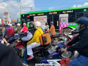 Massive Traffic Rush as People Return to HCMC After Tet Holiday - image 3