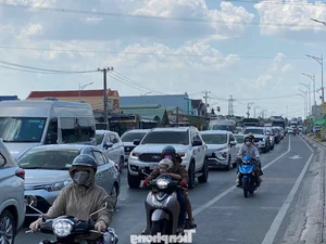 Massive Traffic Rush as People Return to HCMC After Tet Holiday - image 8