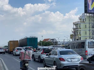 Massive Traffic Rush as People Return to HCMC After Tet Holiday - image 9