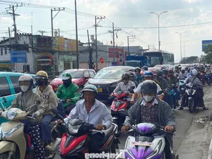 Massive Traffic Rush as People Return to HCMC After Tet Holiday - image 7