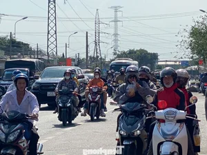Massive Traffic Rush as People Return to HCMC After Tet Holiday - image 2