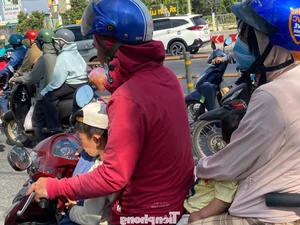Massive Traffic Rush as People Return to HCMC After Tet Holiday - image 4