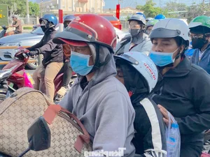 Massive Traffic Rush as People Return to HCMC After Tet Holiday - image 6