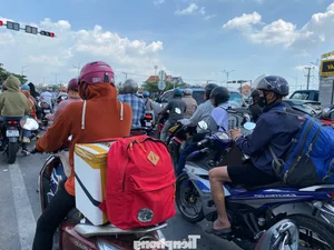 Massive Traffic Rush as People Return to HCMC After Tet Holiday - image 14